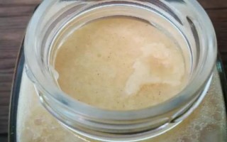 百花蜜結(jié)晶后的外觀，呈乳白色至偏黃色的油脂狀