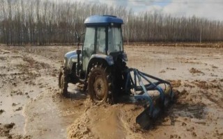 拖拉機(jī)水田作業(yè)防陷車小竅門，翻越田埂時(shí)盡可能用鎬頭刨低田埂