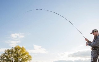 二月份釣鰱鳙要打窩嗎，最好提前打窩誘魚