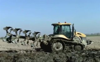 拖拉機(jī)水田作業(yè)防陷車小竅門，翻越田埂時(shí)盡可能用鎬頭刨低田埂