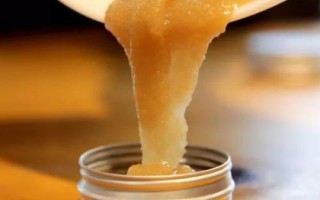 如何制做甘油蜂蜜面膜，將蜂蜜與甘油混合、再倒入溫開(kāi)水拌勻即可