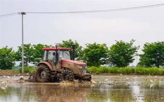 拖拉機(jī)水田作業(yè)防陷車小竅門，翻越田埂時(shí)盡可能用鎬頭刨低田埂