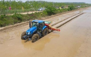 拖拉機(jī)水田作業(yè)防陷車小竅門，翻越田埂時(shí)盡可能用鎬頭刨低田埂