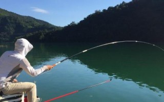 秋天用蚯蚓能不能釣到魚，可以釣到魚但要注意作釣時間