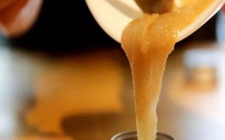 如何制做甘油蜂蜜面膜，將蜂蜜與甘油混合、再倒入溫開(kāi)水拌勻即可