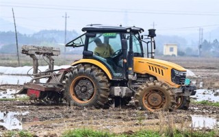 拖拉機(jī)水田作業(yè)防陷車小竅門，翻越田埂時(shí)盡可能用鎬頭刨低田埂