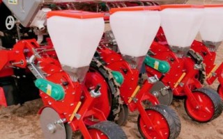 玉米播種機如何調(diào)整深淺，可通過調(diào)整控制桿高度來調(diào)整深淺