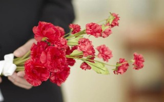 紅色康乃馨適合送什么人，適合贈送給母親或師長