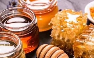 如何制做甘油蜂蜜面膜，將蜂蜜與甘油混合、再倒入溫開(kāi)水拌勻即可