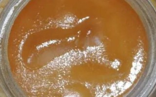 百花蜜結(jié)晶后的外觀，呈乳白色至偏黃色的油脂狀
