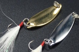 釣虹鱒魚一般用什么路亞餌，常用的擬餌有鉛頭鉤釣組、亮片等