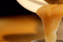 怎么用蜂蜜制做面膜，將蜂蜜與甘油混合、再倒入溫開水拌勻即可