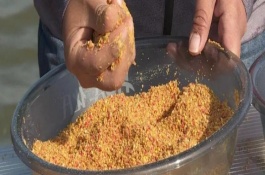 冬天釣魚用什么打窩，最好在釣魚之前一兩個小時打窩