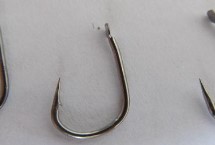 2號(hào)伊豆鉤適釣魚(yú)種，可釣獲鯽魚(yú)、白條、羅非魚(yú)等品種