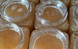 百花蜜結(jié)晶后的外觀，呈乳白色至偏黃色的油脂狀