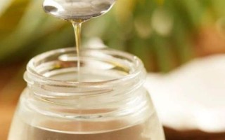 如何制做甘油蜂蜜面膜，將蜂蜜與甘油混合、再倒入溫開(kāi)水拌勻即可